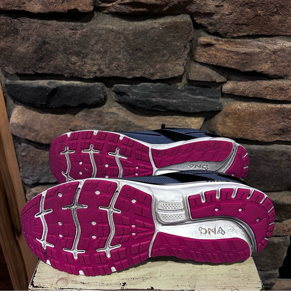 Brooks Women's trace 2 Running Shoes - Black‎ and Pink women’s size 12 - Picture 5 of 6